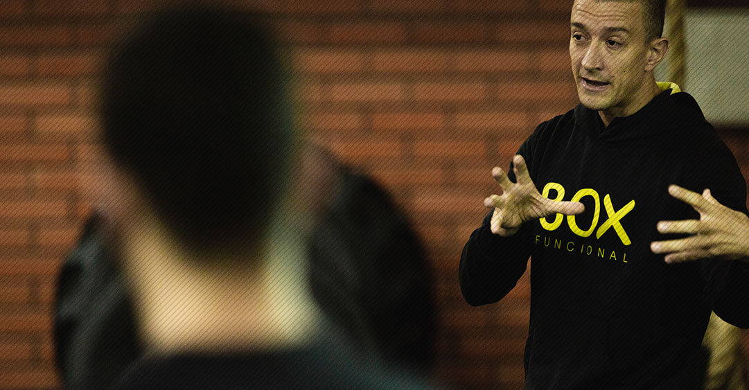 Treinamento funcional em Blumenau - Instrução profissional antes de iniciar cada exercício no treinamento funcional